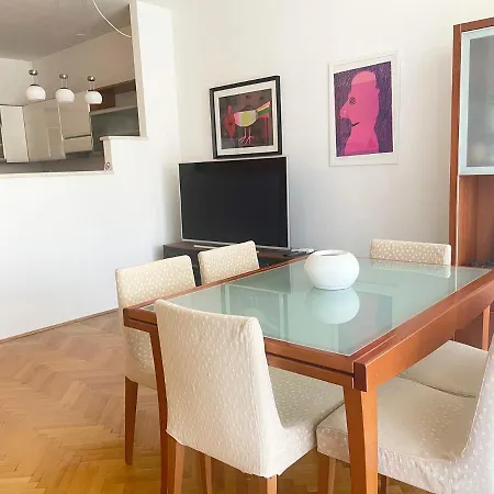 Edi, Spacious With Sauna And Balcony