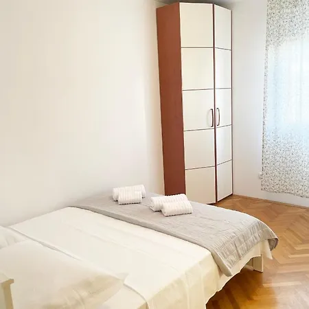 Edi, Spacious With Sauna And Balcony Split