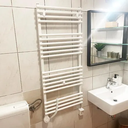Edi, Spacious With Sauna And Balcony